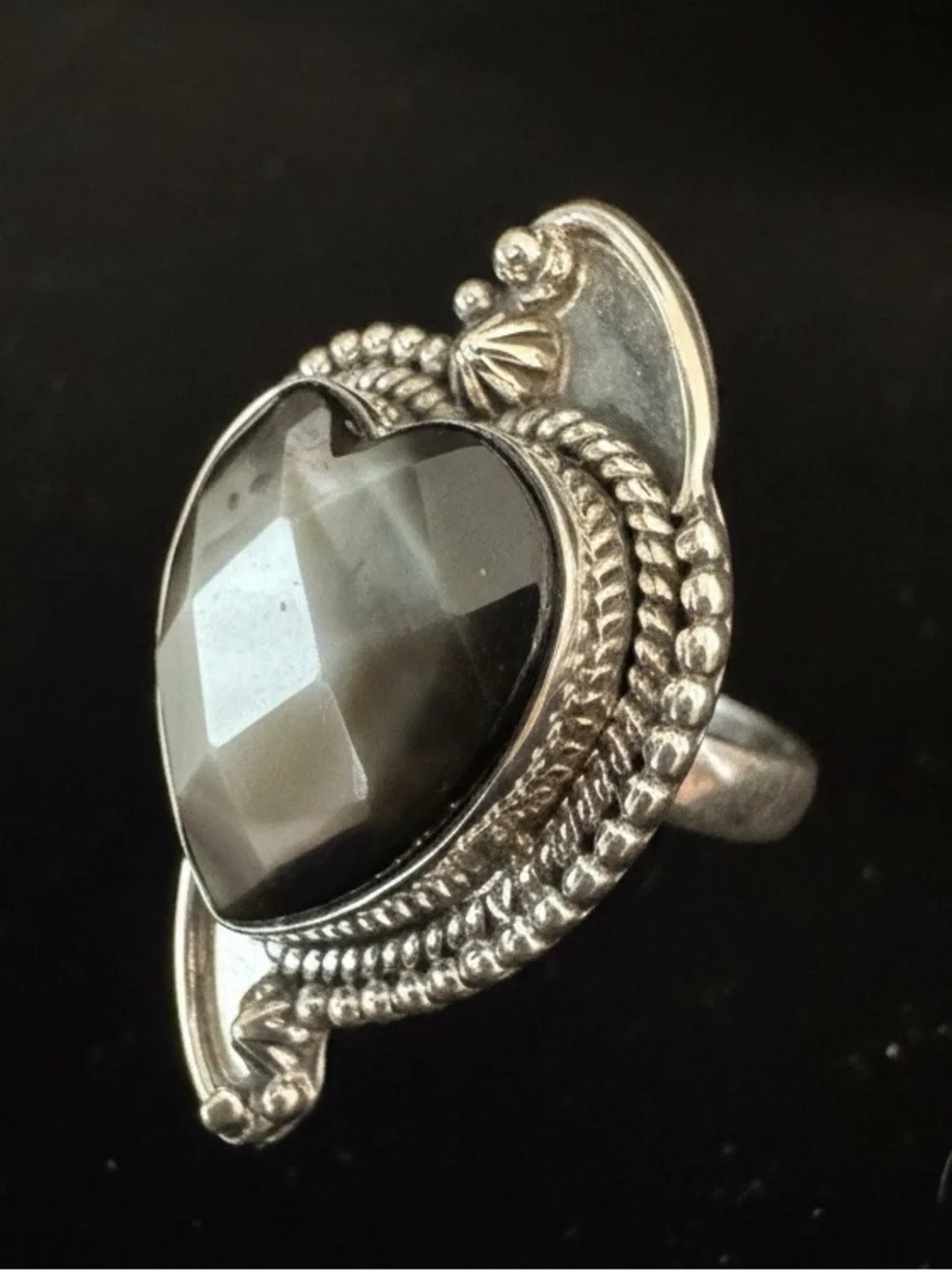 Sterling‎ silver Heart-Shaped Faceted Black Mother-of-Pearl Statement Ring